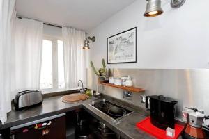 - une cuisine avec un évier et un comptoir dans l'établissement Scala Luxury Terrace studio, à Rome