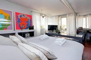 ローマにあるScala Luxury Terrace studioのベッドルーム1室(大型ベッド1台、白い枕2つ付)