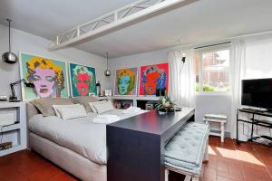 ローマにあるScala Luxury Terrace studioのベッドとデスクが備わる客室です。