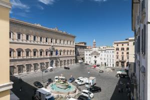 een uitzicht op een straat met auto's en gebouwen bij Farnese Charming Apartment in Rome