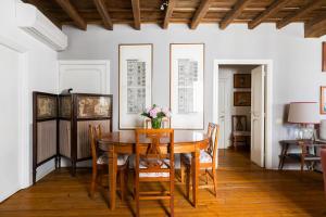 een eetkamer met een houten tafel en stoelen bij Farnese Charming Apartment in Rome