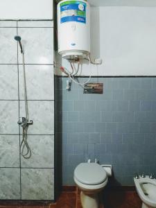 La salle de bains est pourvue d'une douche, de toilettes et d'un lavabo. dans l'établissement La casita de Elsa, à Garuhapé