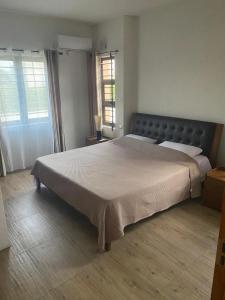 1 dormitorio con 1 cama grande en una habitación en Villa Le Mahé en Beau Vallon