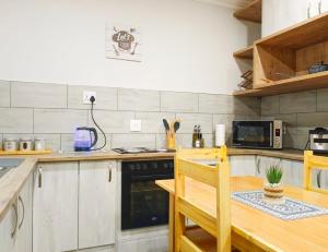 Een keuken of kitchenette bij Olive Tree Studio Apartment