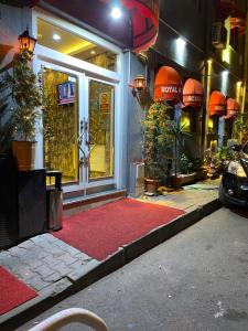 伊斯坦堡的住宿－Royal Suit Premium，商店前方的红色地毯