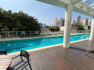 una piscina en la azotea de un edificio en SP Stays Emotion - Brooklin en São Paulo