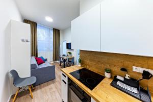 een keuken met een fornuis en een bank in een kamer bij Rezidence Mozart in Praag
