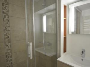 bagno con doccia e lavandino di Appartement Les Menuires, 3 pièces, 7 personnes - FR-1-452-36 a Les Menuires