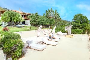 Iconic PRIVE beachfront villa Mola Kaliva في مولا كاليفا: الشخص جالس على افيسفور
