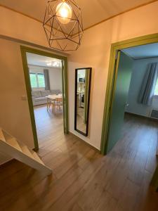 ein Wohnzimmer mit Massivholzböden und einem Spiegel in der Unterkunft Petit cocon comme a la maison in Villard-de-Lans