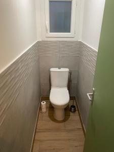 ein kleines Bad mit einem WC und einem Fenster in der Unterkunft Petit cocon comme a la maison in Villard-de-Lans