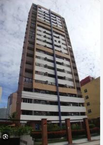 un edificio alto con un poste púrpura delante de él en Espaço para sentir-se bem., en Fortaleza