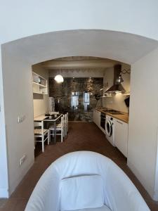 una cucina e una sala da pranzo con un divano bianco in una camera di Your Terrace in Fiesole a Fiesole
