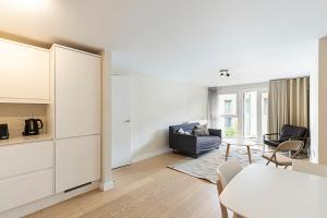 un soggiorno con divano e tavolo di Sleek Apartment in Belgravia a Londra