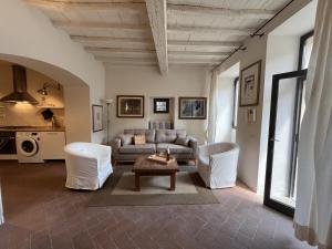 uma sala de estar com um sofá e uma mesa em Your Terrace in Fiesole em Fiesole