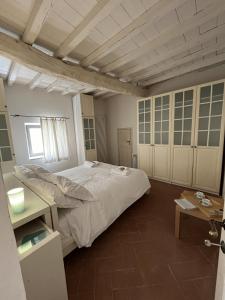 um quarto grande com uma cama grande e uma secretária em Your Terrace in Fiesole em Fiesole