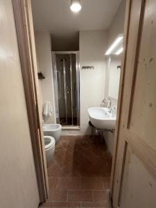 e bagno con servizi igienici, lavandino e doccia. di Your Terrace in Fiesole a Fiesole
