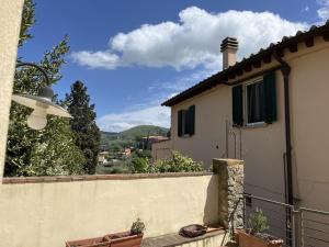 uma vista para uma casa a partir de uma varanda em Your Terrace in Fiesole em Fiesole