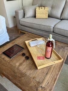 uma mesa com uma garrafa de vinho e copos em Your Terrace in Fiesole em Fiesole