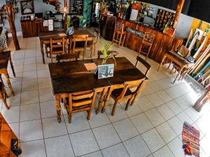 uma vista superior de um restaurante com mesa e cadeiras em La Posada - Hostel em Santa Teresa