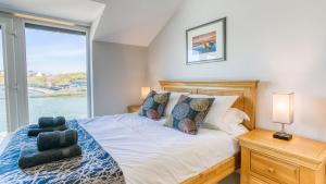- une chambre avec un lit et une vue sur l'eau dans l'établissement Ty Lawr, à Baie de Cemaes