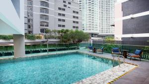 La alberca dentro o cerca de Holiday Inn Express & Suites Bangkok Central Pier by IHG
