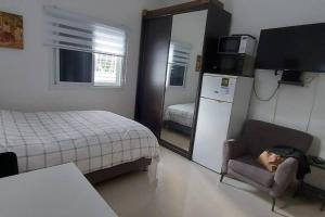 Habitación con 1 dormitorio con 1 cama y 1 silla en Luxury Huge Suite Near the beach, en Bat Yam