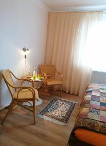 Zimmer mit einem Tisch, Stühlen und einem Bett in der Unterkunft Landhaus Martens in Bresewitz