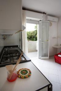 uma cozinha com um balcão com um donut sobre uma mesa em Residence La Pigna em Rosolina Mare