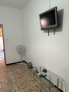 TV tai viihdekeskus majoituspaikassa Habitacion Barbacana en Carmona