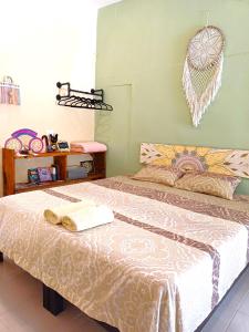 una camera da letto con un letto e due asciugamani di Casa Candelita a Valladolid