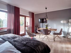 a bedroom with a bed and a table and chairs at KATARINAS HOUSE mit 2 FeWo stilvoll, gemütlich & zentral Boxspringbett, Parkplatz, Balkon oder Garten in Moers