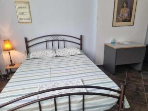 A bed or beds in a room at Houses in the Village