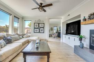 uma sala de estar com um sofá e uma televisão em Updated Carlsbad Home with Private Pool and Hot Tub! em Carlsbad