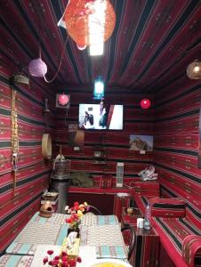 um quarto com paredes vermelhas e tecto vermelho em Its your choice hostel em Wadi Musa