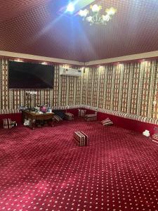 فيلا دورين وملحق في Muná: غرفة كبيرة مع شاشة عرض وطاولة