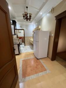 فيلا دورين وملحق في Muná: مطبخ مع ثلاجة بيضاء في الغرفة