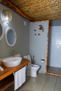 a bathroom with a sink and a toilet at Telvina Beach Lodge in Vilanculos