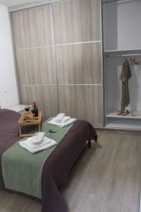 een kamer met een bed met handdoeken erop bij Ranias's House 2 in Piraeus