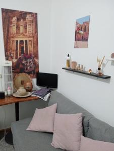 uma sala de estar com um sofá e uma mesa com um computador portátil em Its your choice hostel em Wadi Musa