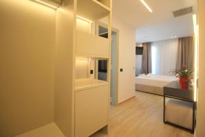 um quarto com um beliche e uma cama em Onix H em Ksamil