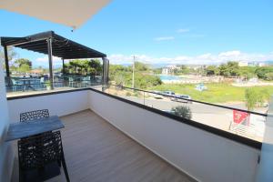 卡薩米里的住宿－Onix H，设有一个配有桌子并享有美景的阳台。