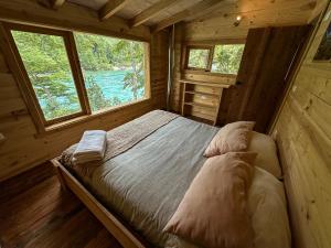 1 dormitorio con 1 cama en una cabaña de madera en Puelo Libre en Llanada Grande