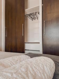 a bedroom with a bed and an open closet at Hostel Network - Faça Novas Conexões, Desfrute de Qualidade e Privacidade in Anápolis