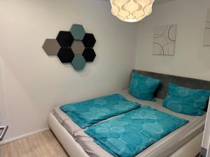 een kamer met een bank met blauwe kussens bij Apartment Zentral in Willingen