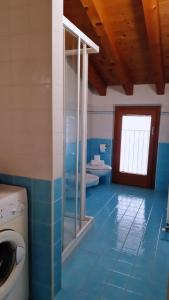 bagno blu con servizi igienici e lavandino di Apartments Tony in Bardolino a Bardolino