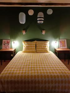um quarto com uma cama grande e 2 mesas de cabeceira em Gite Jeanne et Léon em Rigny-Ussé