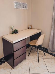 a desk and a chair in a room at Hostel Network - Faça Novas Conexões, Desfrute de Qualidade e Privacidade in Anápolis