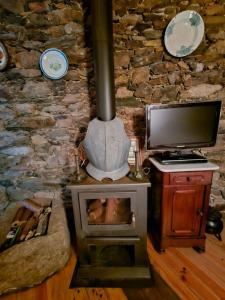 薩布加爾的住宿－Studio at Sabugal，石墙内带炉灶的壁炉