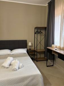 En eller flere senge i et værelse på Sikanart Home